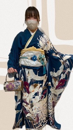 【姫路成人式】舞い踊る鶴と花々が織りなす美しい振袖のイメージ
