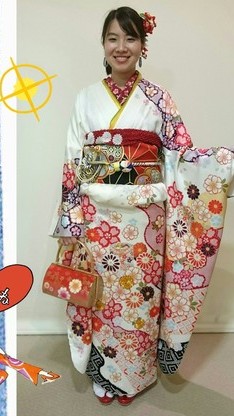 姫路市の成人式は、京友禅の白地古典柄振袖のイメージ