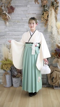 姫路市の卒業式は白地の卒業袴で！！のイメージ