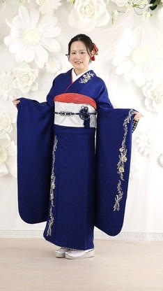 姫路市の成人式は、濃いネイビー地の振袖のイメージ