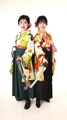 姫路市の卒業式は、華やかな花柄の卒業袴のイメージ