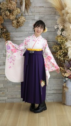 姫路市の卒業式は、白地の卒業袴のイメージ