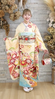 姫路市の成人式は、クリーム地の振袖のイメージ