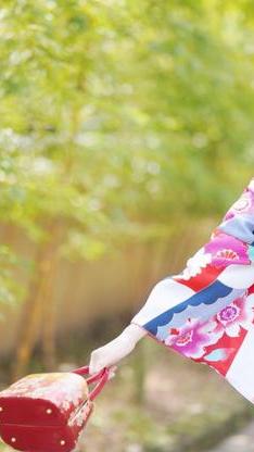 成人式や卒業式におすすめ！振袖姿を引き立てる髪飾りの選び方を丁寧に解説のイメージ