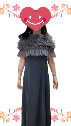 姫路市のお呼ばれドレスはダークグレーのロングワンピースのイメージ