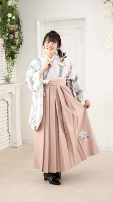 姫路市の卒業式はグレー地のお着物のイメージ
