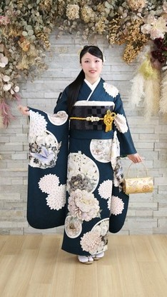 姫路市の成人式は、玉城ティナ×紅一点の振袖のイメージ