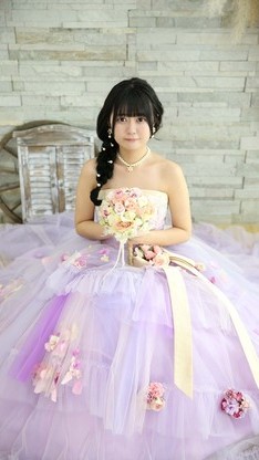 姫路市の成人式は、玉城ティナ×紅一点の振袖　ドレスのイメージ