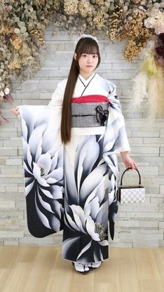 姫路市の成人式は、白地の振袖のイメージ
