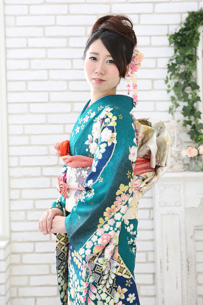 素材正絹商品番号青色に花々の刺繍とスワトウ刺繍の振袖 着物 - 着物