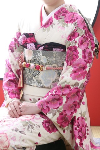 振袖-288 【ヒロミチ ナカノ】ブランド 刺繍 桜地模様 | 姫路の振袖 袴