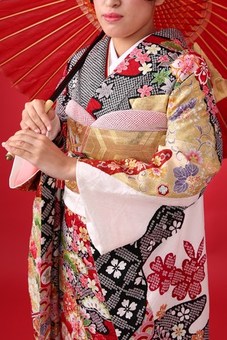 振袖-439 白地金駒刺繍絞り | 姫路の成人式振袖 袴レンタルと前