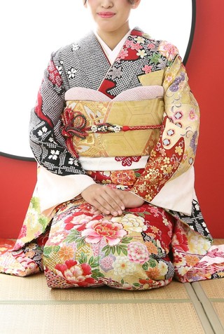 振袖-439 白地金駒刺繍絞り | 姫路の成人式振袖 袴レンタルと前撮りは