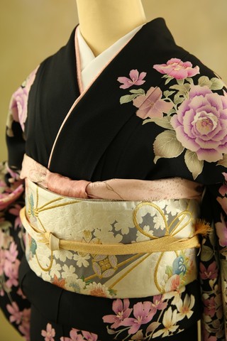 振袖 松田聖子 黒 ピンク 胡蝶蘭 ちりめん 訪問着-49 松田聖子ブランド 】メルシー | 姫路の成人式振袖 袴