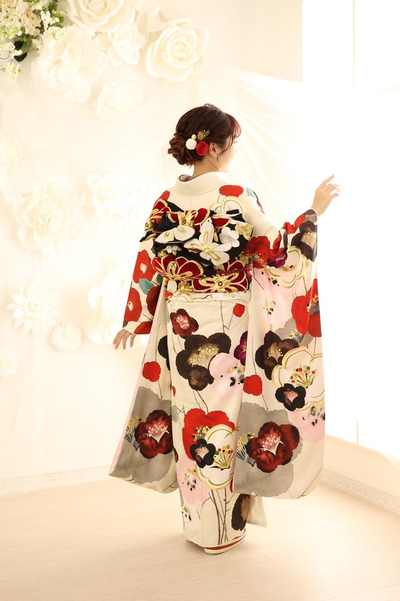 【振袖レンタル　成人式振袖　着物】振袖-529　【玉城ティナ×紅一点】